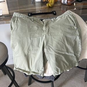 Tommy Bahama flat front shorts size 36 olive green in excellent condition
